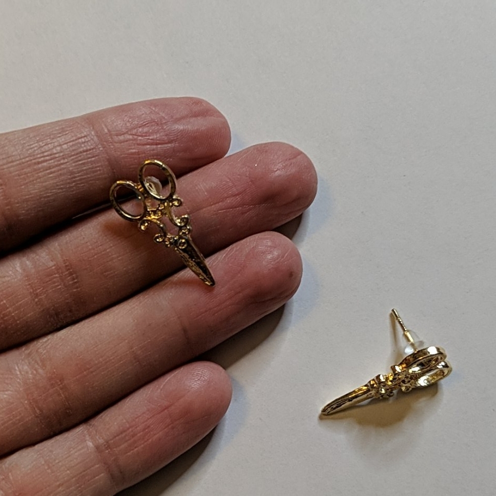 Scissor gold stud earrings - Picture 6 of 6